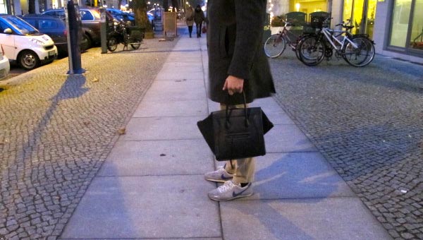 Männer-tragen-die-Handtaschen-der-Freundin